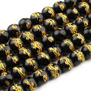 Perler af sort glas med kinesisk guld drage. 8 mm.